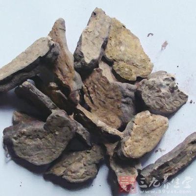 何首烏能促進(jìn)超氧化物歧化酶的活性，可明顯擴(kuò)張血管，加速血液循環(huán)，延緩細(xì)胞的衰老過(guò)程