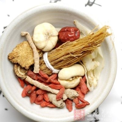 有的產(chǎn)品使用后會(huì)使皮膚產(chǎn)生抗藥性，但中藥就不會(huì)，因?yàn)樗峭ㄟ^(guò)加快皮膚血液循環(huán)的原理來(lái)調(diào)理肌膚的