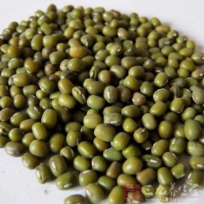 中医认为绿豆可解百毒，能帮助体内毒物的排泄