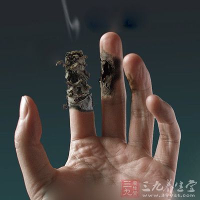 你觉得吸烟很酷，吞云吐雾，但是你知道吗?在你吸烟之后的云雾会含有一半以上的致癌物质