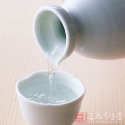 過量飲用酒精會加速體內(nèi)鈣質(zhì)的流失