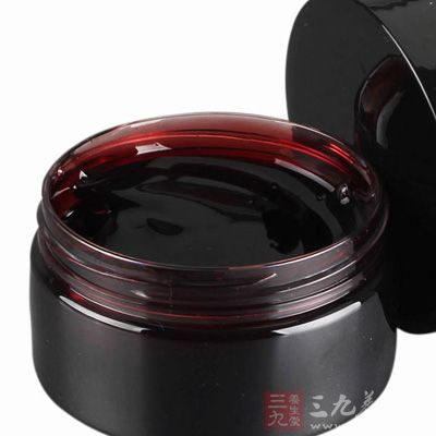 红酒美白面膜：红酒20ml，蜂蜜2勺，珍珠粉少许混合