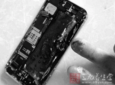 男子手机爆炸手指烧伤 苹果售后称非质量问题
