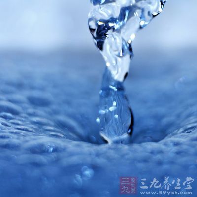 忌用热水、碱性肥皂水清洗或自涂刺激性药物