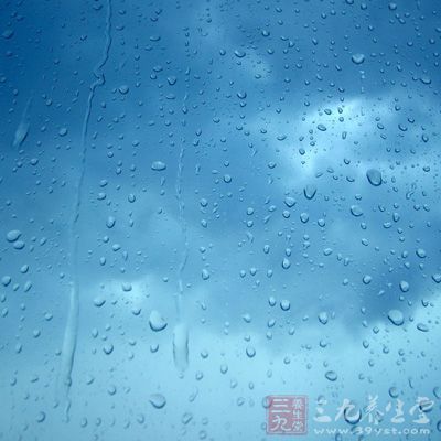 中國(guó)華南東南季風(fēng)雨帶穩(wěn)定，是一年中降水量多的時(shí)節(jié)