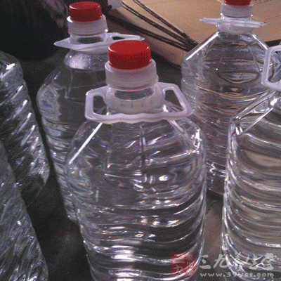 南湖区一小作坊非法酿白酒 查获万斤发酵高粱