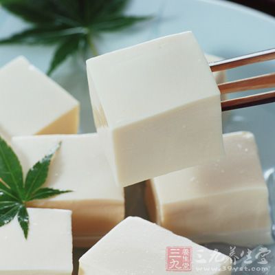 锅烧热，加油，豆腐切片放入油锅两面煎黄