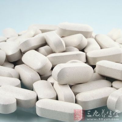 他巴唑或甲亢平，每日用量30～40mg