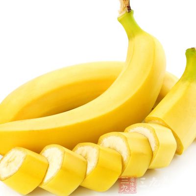 材料：香蕉2个，鲜牛奶1袋(245ml)