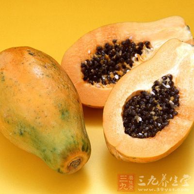 木瓜中的木瓜蛋白酶，可将脂肪分解为脂肪酸木瓜中含有一种酵素