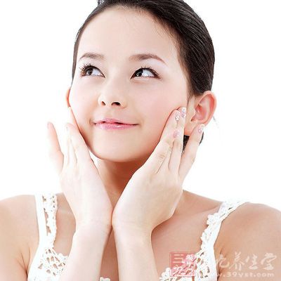 化妆水的擦拭可以有效的清洁掉肌肤分泌物