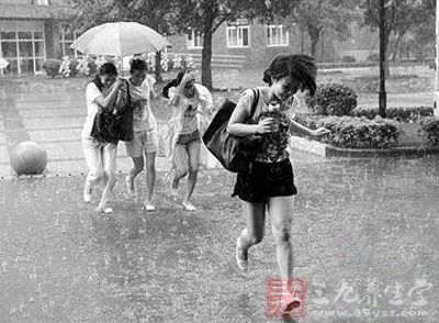 广州雨水连绵天气多变 儿科门诊量创新高