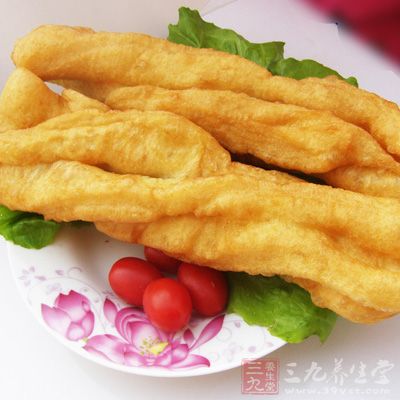 油炸、油煎、熏烤的食物，如油条、烤羊肉串等