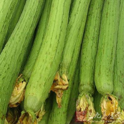 需要材料：丝瓜一条、蜂蜜及水适量