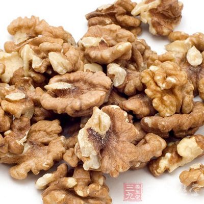 制作方法：首先核桃仁，黑芝麻倒入搅拌机搅碎备用