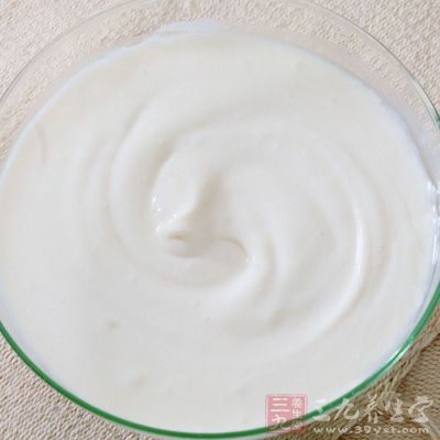 酸奶可以让皮肤粗糙、干燥、暗淡、痘痘和斑点等恼人的肌肤状况得到显著的改善