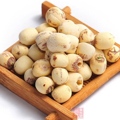 将莲子,芡实,薏苡仁,龙眼肉洗净后,加入适量的水,用大火煮开 将莲子,芡实,薏苡仁,龙眼肉洗净后,加入适量的水,用大火煮开