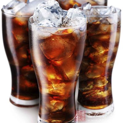 如可乐、雪碧等气泡饮料，含有大量的碳酸
