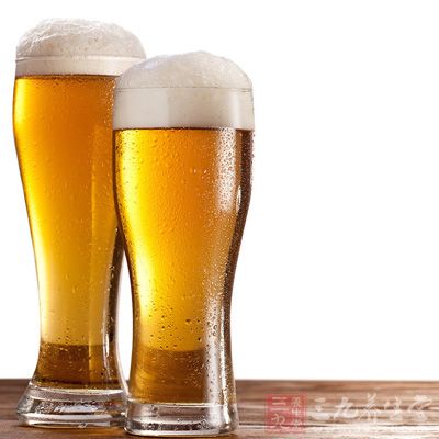 适量饮用啤酒能有助于增强体质，减少面部皱纹哦