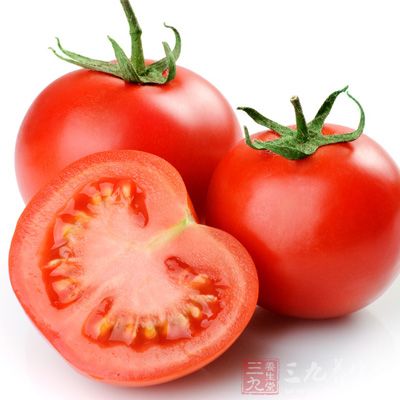 做法:各取一半的西红柿和橙子,洗净后放入榨汁机中榨汁 做法:各取一半的西红柿和橙子,洗净后放入榨汁机中榨汁