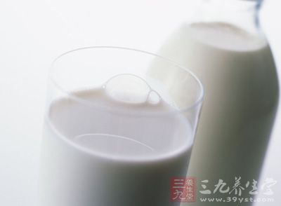 牛奶中乳糖含量很高