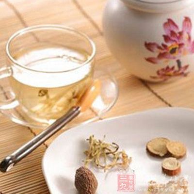 治水腫:白水(凈)二錢(qián)，茯苓三錢(qián)，郁李仁(杵)一錢(qián)五分。加生姜汁煎