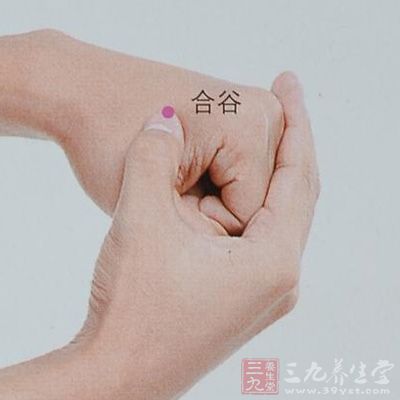 以雙手拇指指尖強(qiáng)力掐壓雙側(cè)大都、合谷穴