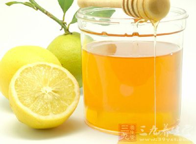 早餐的时候喝一杯与新鲜柠檬片混合的蜂蜜水能帮助你加快体内的新陈代谢