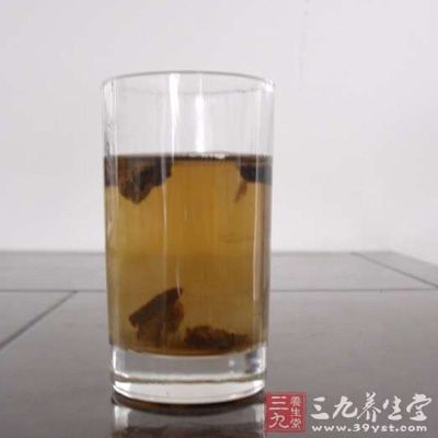 将鲜葛根切小块，清水5~6碗煎至1碗饮用。具有解肌镇痛，散热祛烦，生津止渴的功效