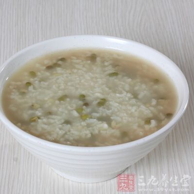 主食以稀为宜，如绿豆粥、莲子粥、荷叶粥等