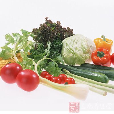 多吃含纤维素的蔬菜和水果，少吃高脂肪高热量的食物