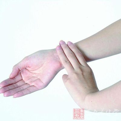 距离手腕掌面横纹的中点之上有两个横指，两根筋之间的凹陷处