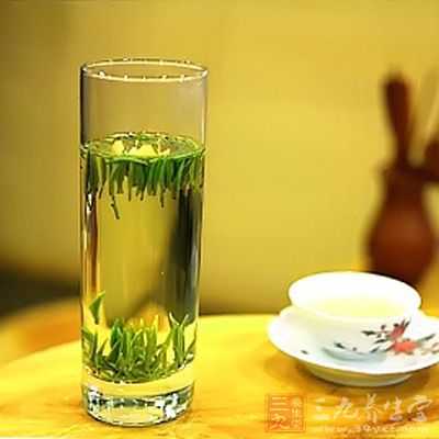 綠茶所含的成分茶多酚及咖啡堿，兩者所產(chǎn)生的綜合作用