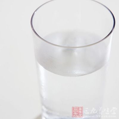 在早餐时吃几根香蕉配白开水