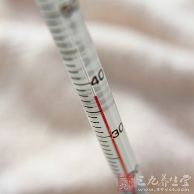 手足口病多急性起病，發(fā)熱較早，超過37.5℃即為可疑