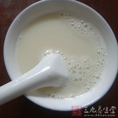 豆?jié){中的蛋白質(zhì)和硒、鉬等元素有很強的抑癌和治癌能力