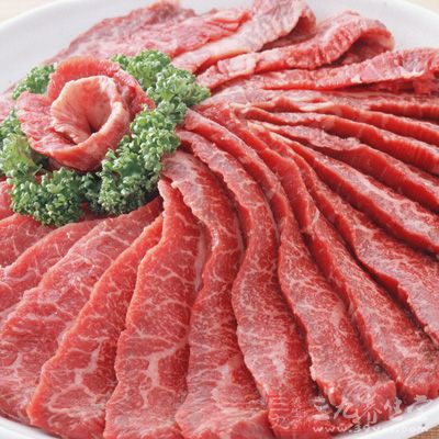 多吃能够降低或者抑制胆固醇合成的食物，例如牛肉