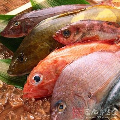 科学研究证明，鱼肉含有丰富的磷和锌等