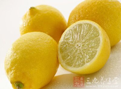 柠檬含有丰富的维生素C，经常被用作化妆品和护肤品的天然原料