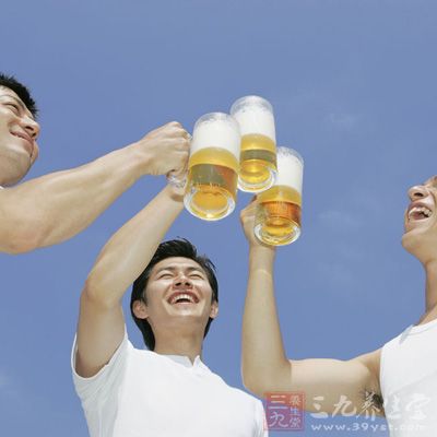 喝啤酒技巧 夏天这样喝啤酒你在玩命