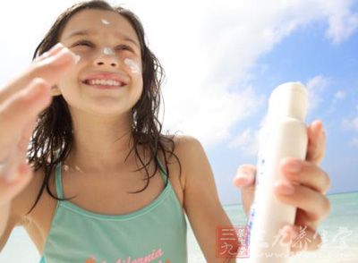 防晒霜花露水一起抹会昏厥 可增加过敏几率