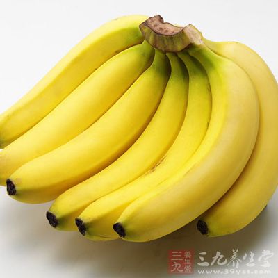 飲用一些幫助消化和補(bǔ)充體力的運(yùn)動(dòng)型飲料或者可以吃根香蕉