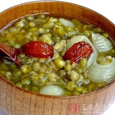 多吃一些祛湿防感冒的食品，如绿豆粥