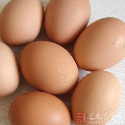 材料：鸡蛋1个、胡萝卜1根、蜂蜜2匙