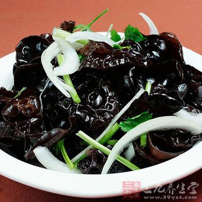 午餐：木耳为主菜(炒、拌都可)