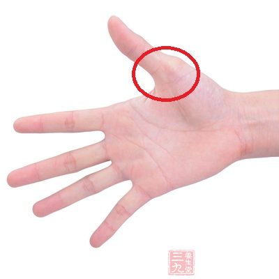 经常按摩右手拇指的第二个关节处，可以预防乳房肿块