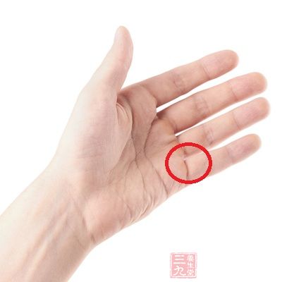 按压左手小指第三个关节内侧部位可以有效预防肾虚