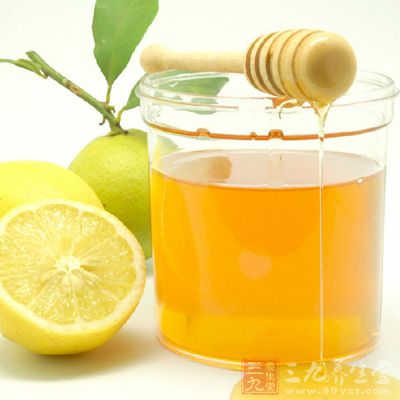 取1匙蜂蜜溶于1碗温水中，将蜂蜜水轻轻拍在脸上