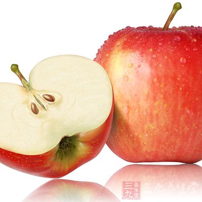 苹果要吃新鲜的，而且要洗净削皮，避免农药残存