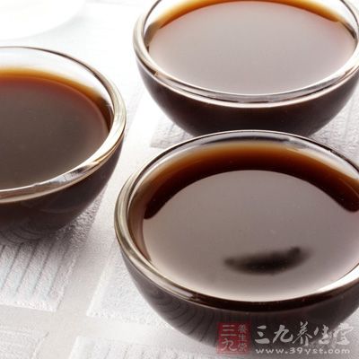 醋能夠滲透足部表層皮膚，增強(qiáng)血液循環(huán)